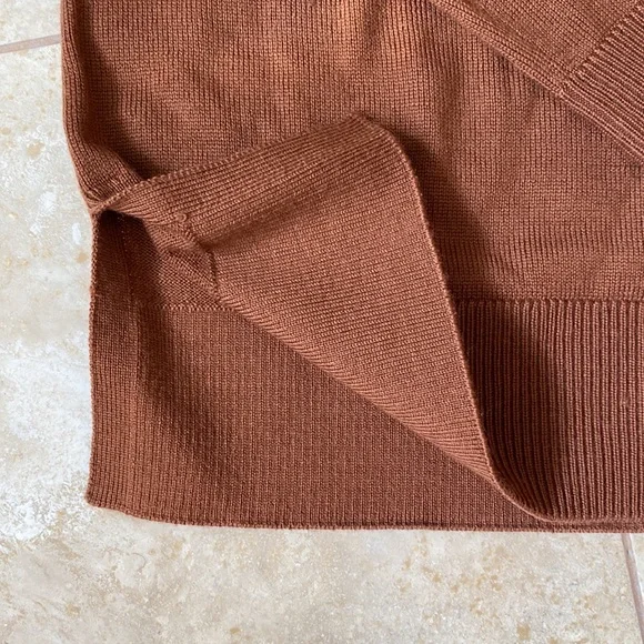 Banana Republic Tunic top. Size Small. One small flaw. - Picture 3 of 8